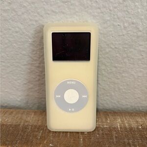 iPod Nano 1st Generation 2 GB White iGlove Case Bundle For Parts Not Working